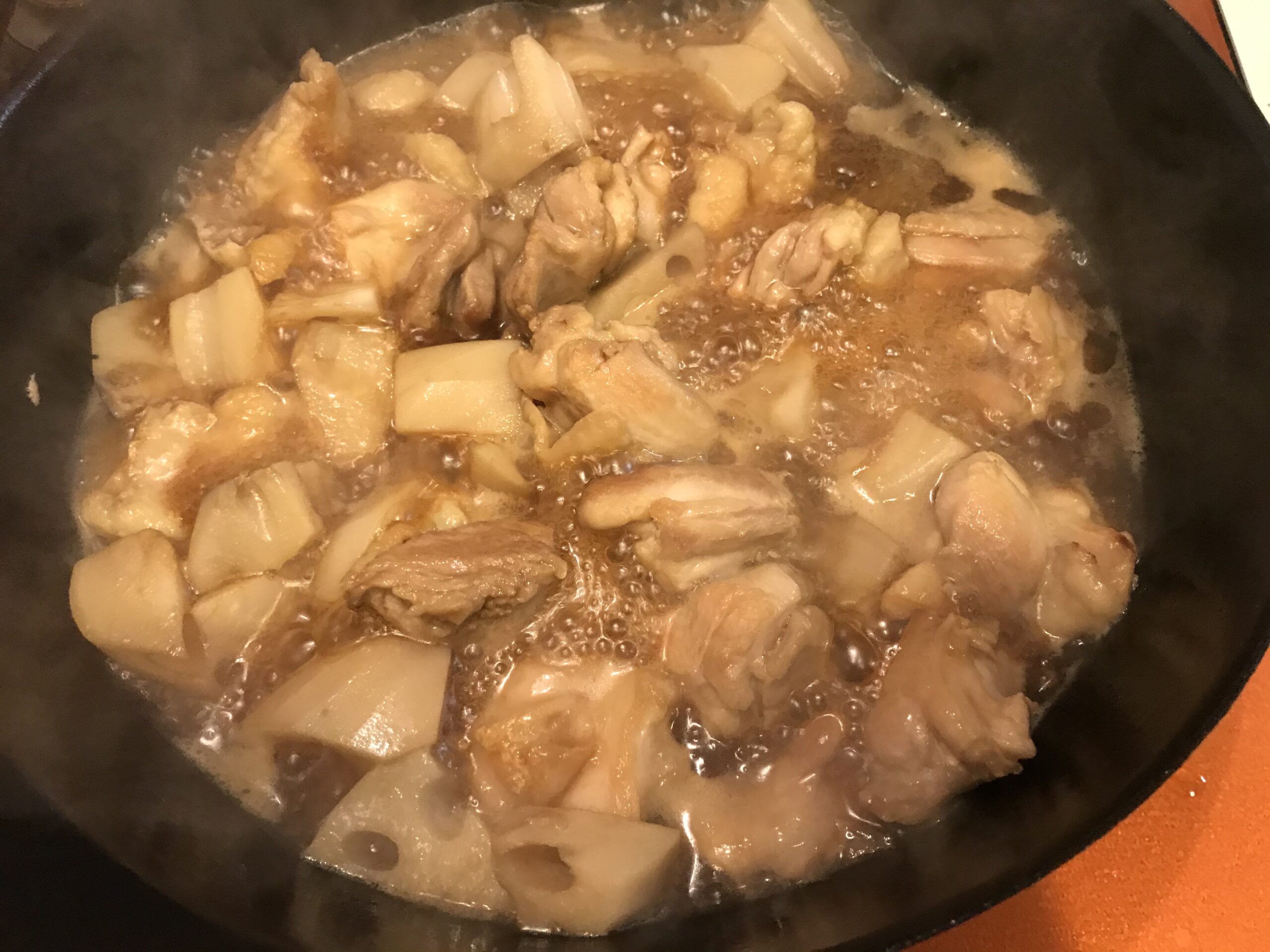 フライパンに鶏もも肉とレンコン