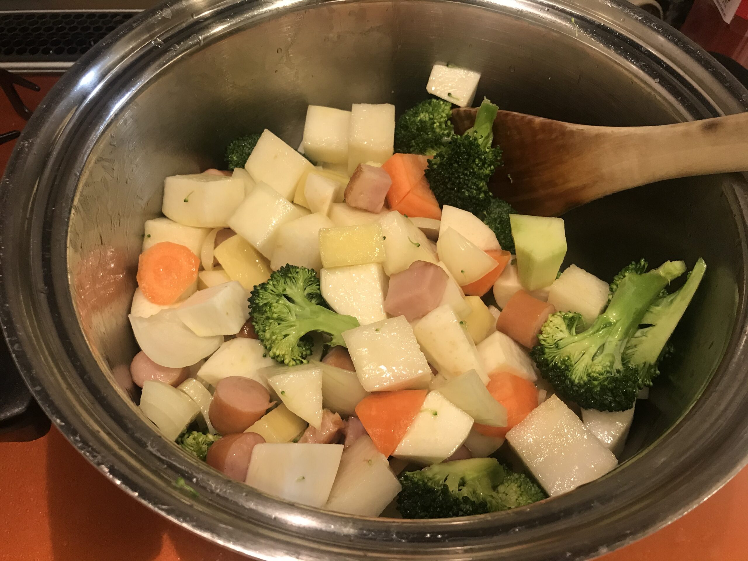 鍋で野菜を炒める