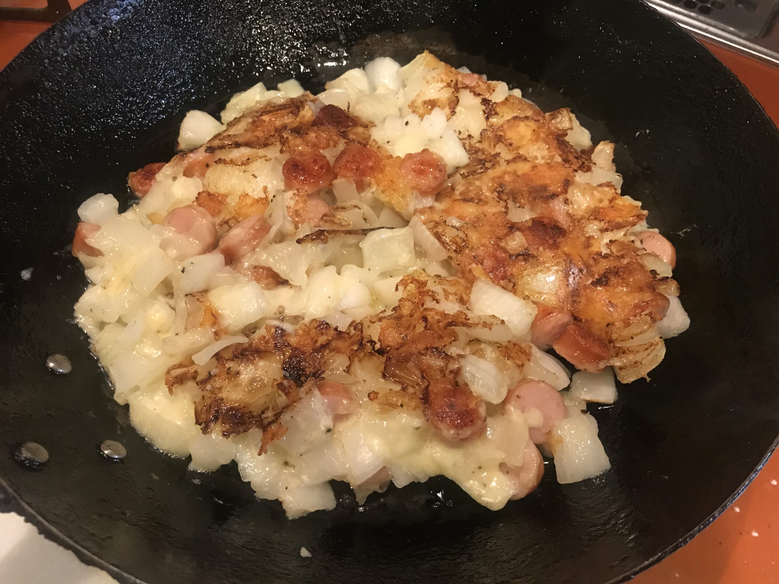 フライパンに新玉ねぎのチーズ焼きの材料