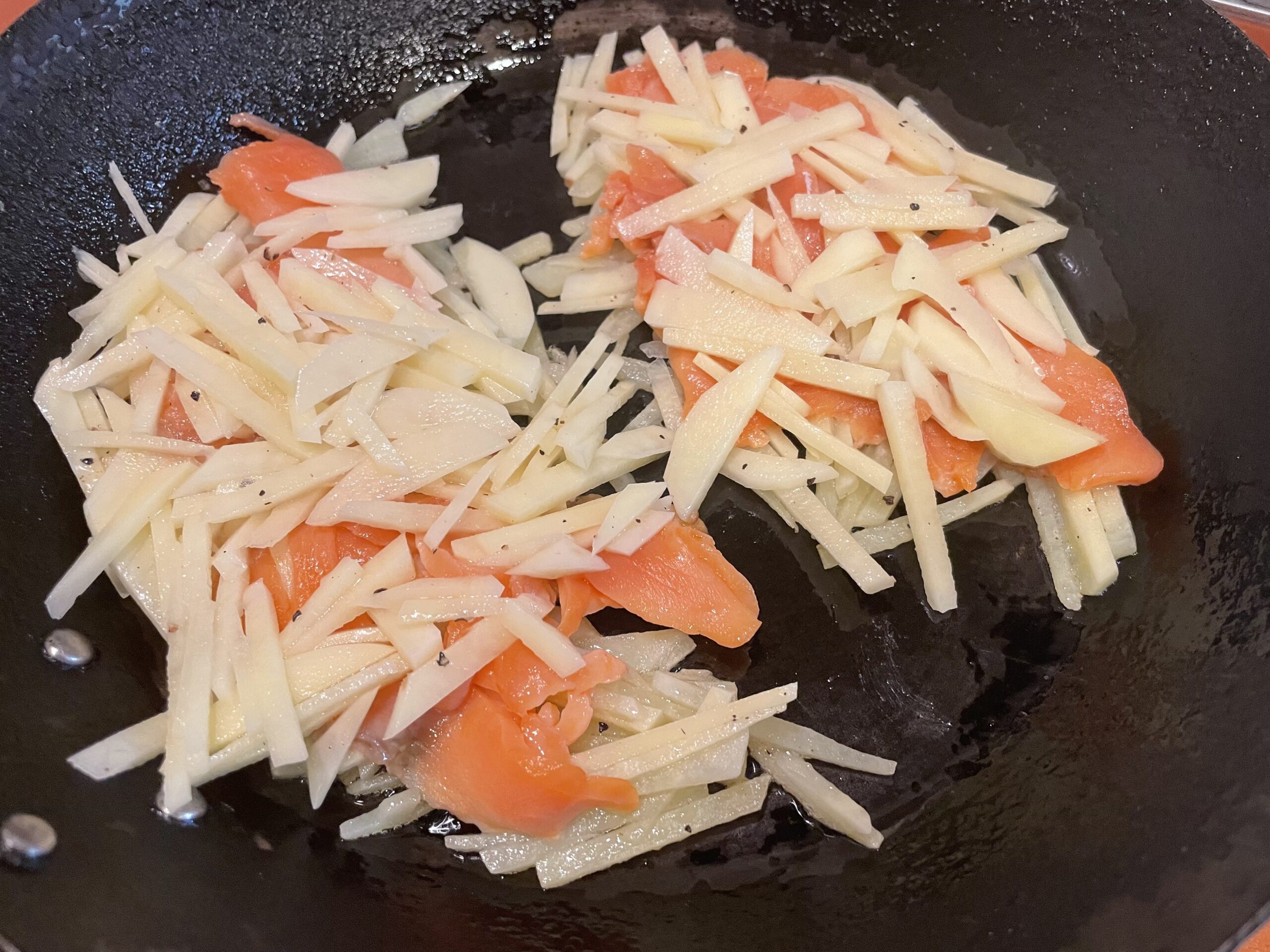 じゃがいもとサーモンをフライパンで焼く