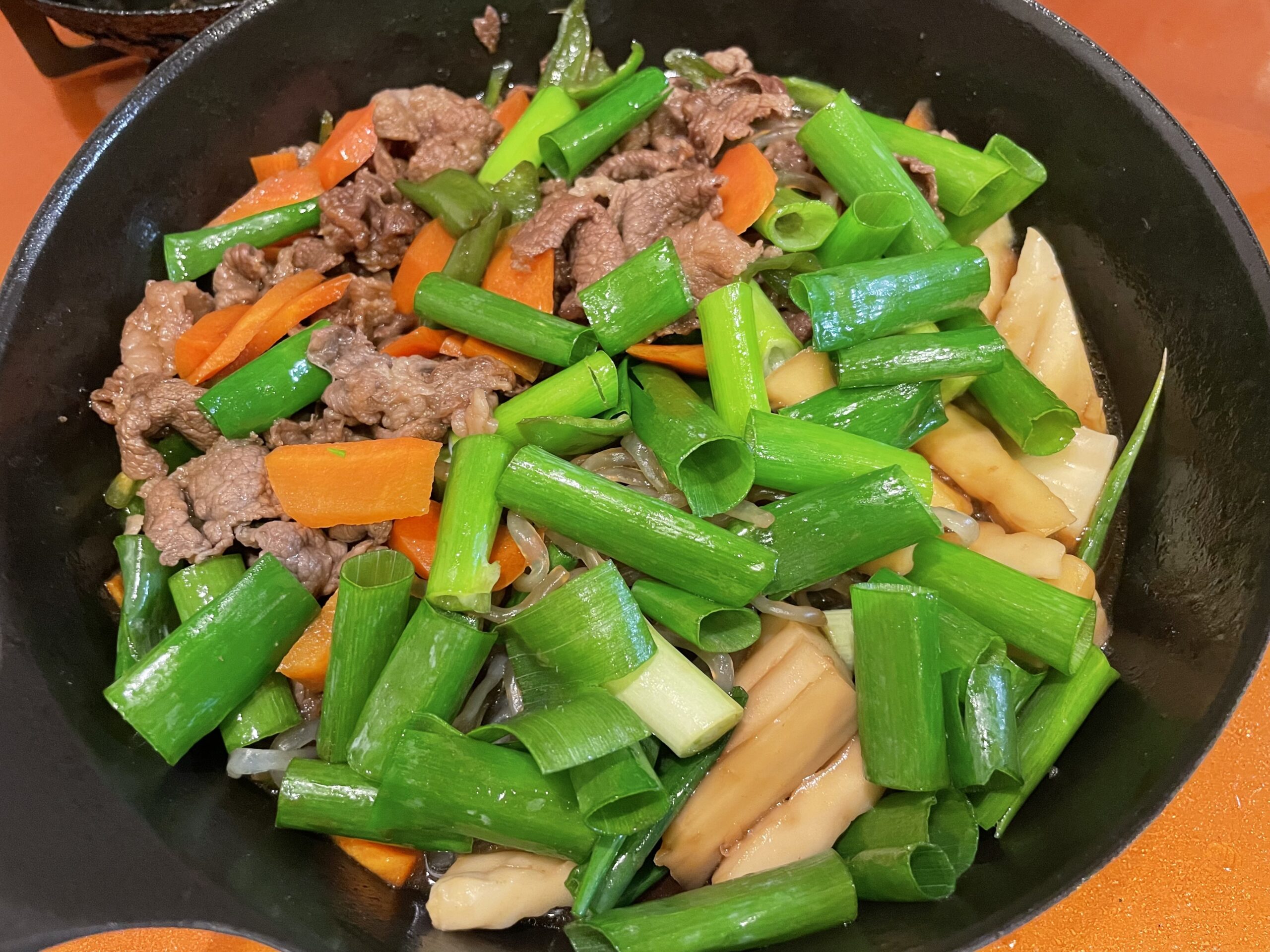 フライパンに角麩のすき焼き煮、炊く