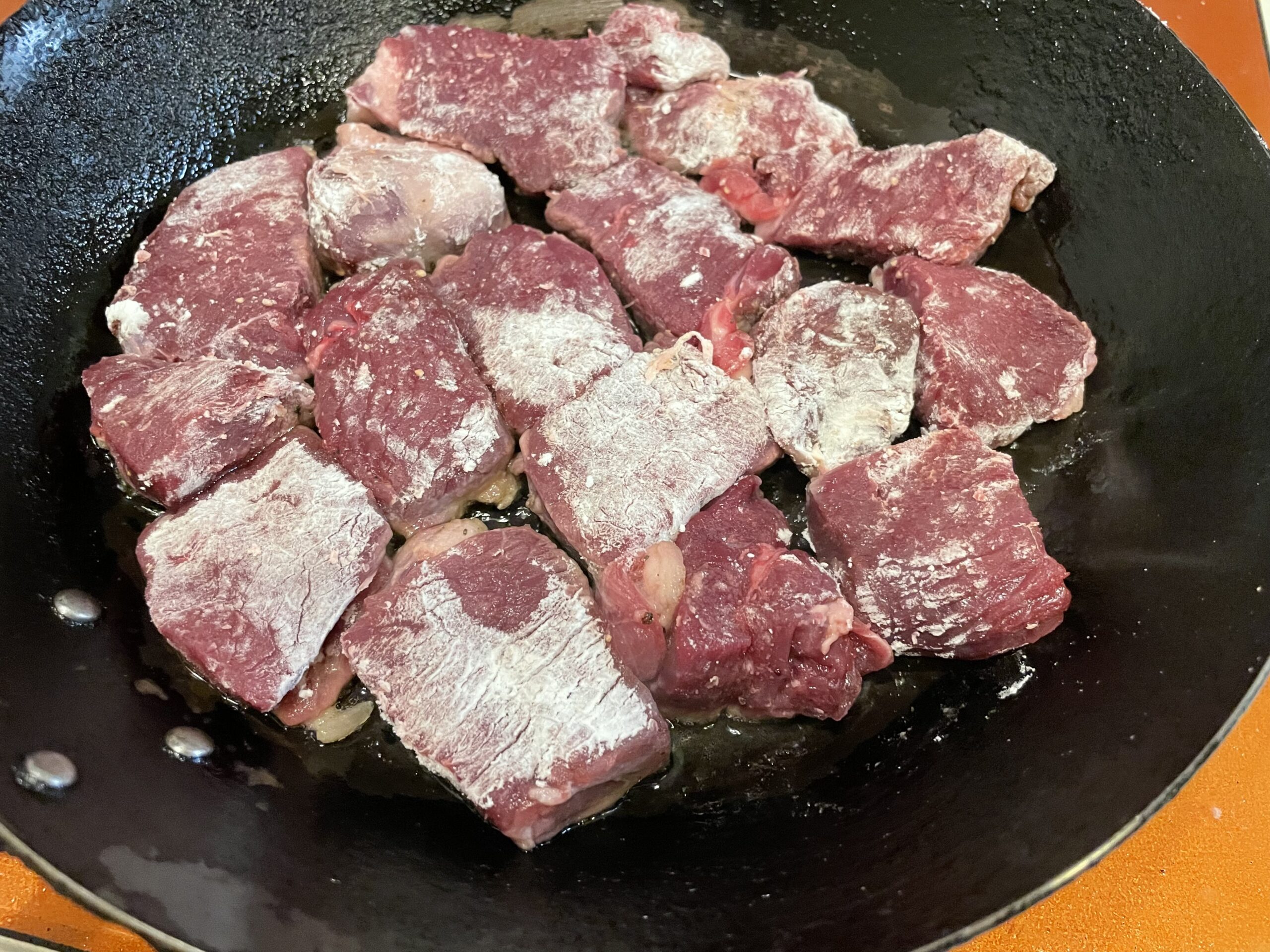 フライパンで鹿肉を焼く