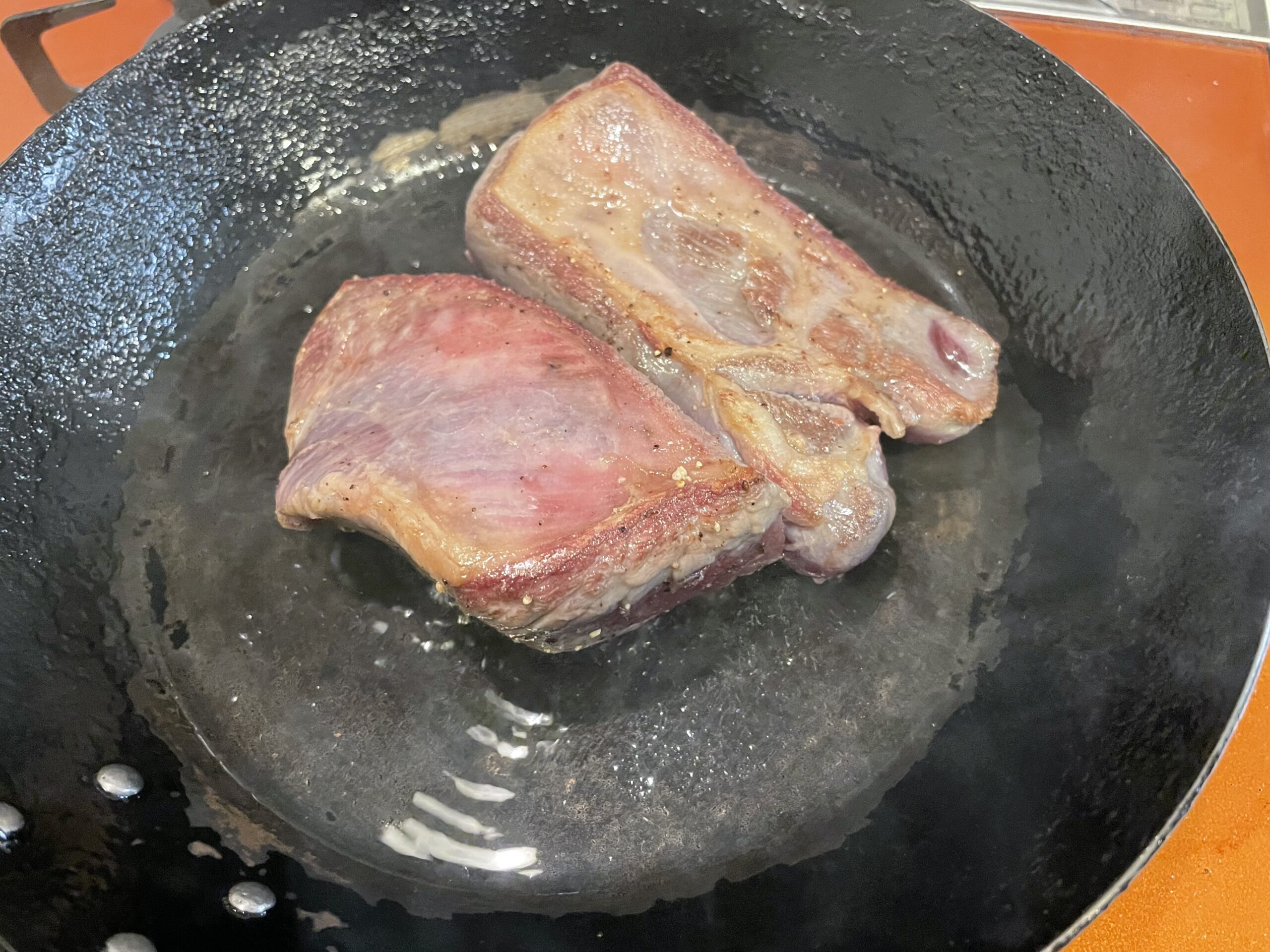 鹿肉をフライパンで焼く