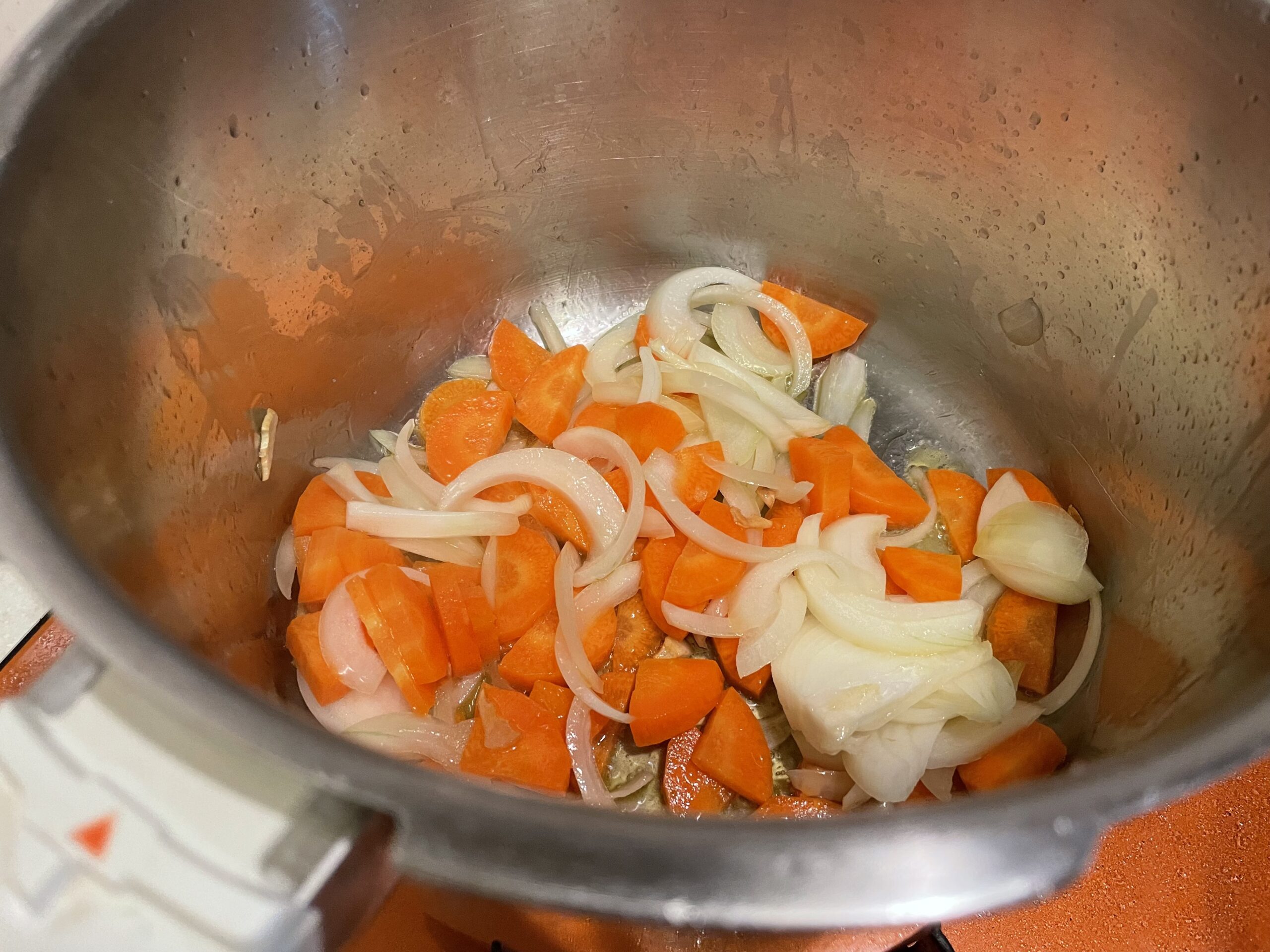 鍋で野菜を炒める