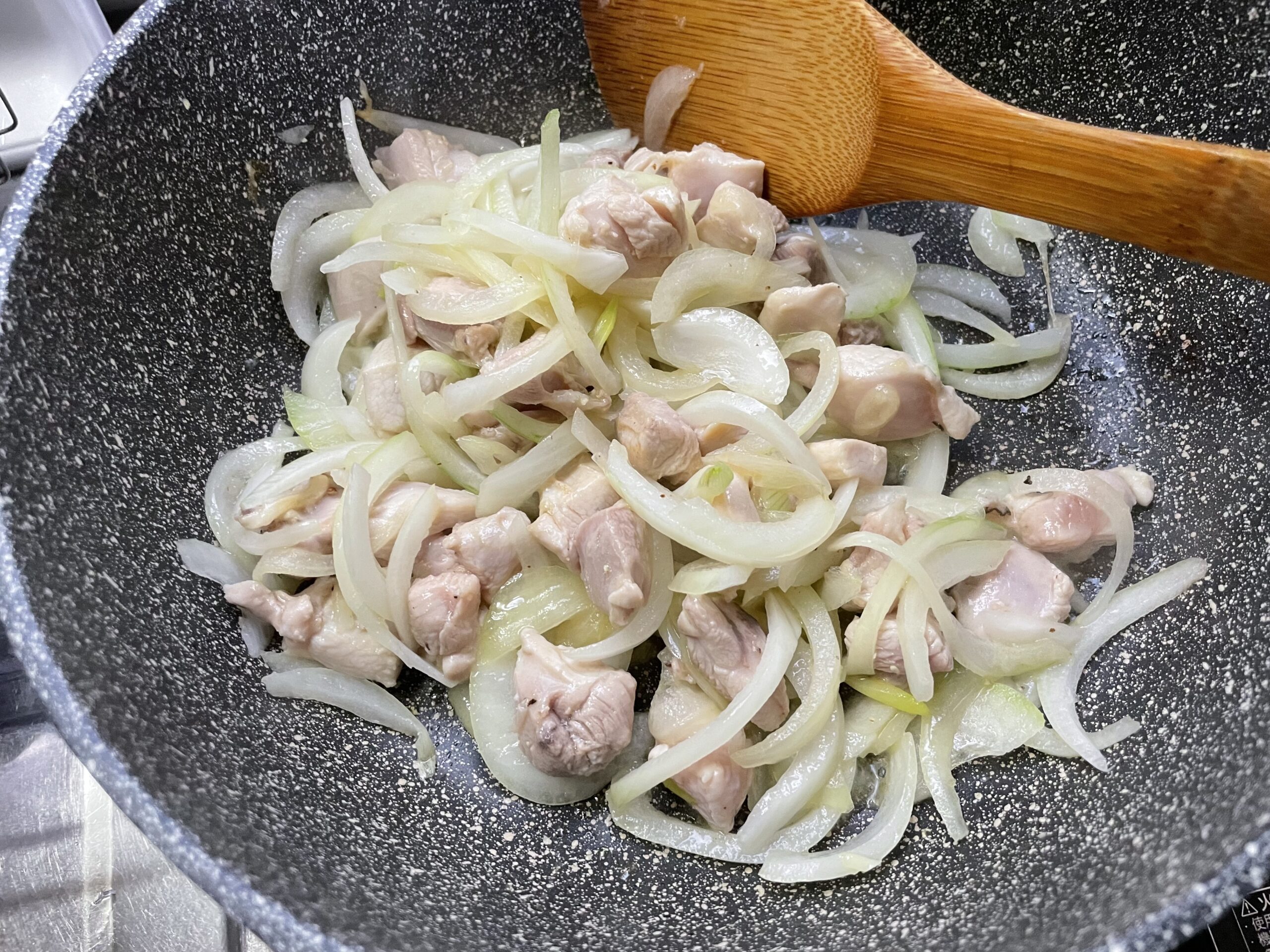 グラタン用　鶏肉と玉ねぎを炒める